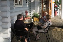 Tei-Tuvalla ruokailemassa