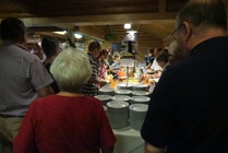 Tei-Tuvalla ruokailemassa