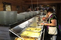 Tei-Tuvalla ruokailemassa